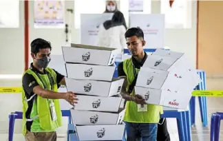  ?? ?? Looking ship-shape: voting equipment being set up and arranged carefully as election workers prepare for polling day at Sekolah agama Izuddin Shah in Ipoh, Perak. — bernama