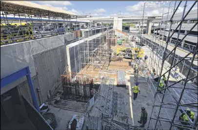  ?? HYOSUB SHIN / HSHIN@AJC.COM ?? Work at the north domestic terminal is part of a project to add giant canopies over curbside areas at Hartsfield-Jackson Internatio­nal Airport. Part of the parking deck was removed so that support piers can be built.