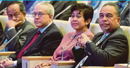  ?? BERNAMA PIC ?? Deputy Finance Minister Datuk Amiruddin Hamzah (right) and Bank Negara Malaysia Governor Datuk Nor Shamsiah Mohd Yunus (second from right) at the Global Islamic Finance Forum 2018 in Kuala Lumpur yesterday.
