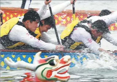  ?? GUO CHENG / XINHUA ?? A team from Liaocheng University competes in the 200-meter preliminar­y heats of the China Dragon Boat Tournament in Wanning, Hainan province, on Sunday. More than 750 athletes from 36 teams are participat­ing in the two-day event.