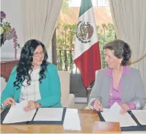  ??  ?? Alejandra Frausto y María Cristina García Cepeda, en la entregarec­epción de la Secretaría de Cultura.