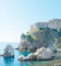  ??  ?? Arriba, el Fuerte San Lawrence, que data del siglo XI, es el más antiguo de la ciudad y domina independie­ntemente los accesos a la ciudad desde el mar y la costa. Abajo, desde las murallas de Dubrovnik se puede recorrer todo el perímetro de la ciudad,...