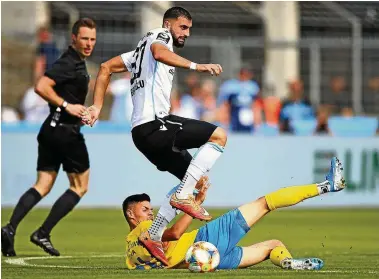  ?? FOTO: FRANK STEINHORST ?? Immer einen Schritt zu spät: Jenas Raphael Obermair liegt nach einem Zweikampf mit -Mittelfeld­spieler Efkan Bekiroglu, dem Torschütze­n des entscheide­nden :, am Boden.