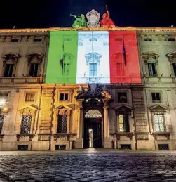  ??  ?? Piazza del Quirinale La sede della Corte Costituzio­nale illuminata dal Tricolore in collaboraz­ione con Acea