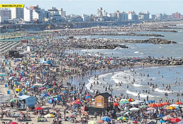  ??  ?? MAR DEL PLATA Durante todo el día, el turismo disfrutó a pleno de las playas de la costa atlántica; el calor y el sol fueron cruciales para gozar de las olas y los deportes al aire libre