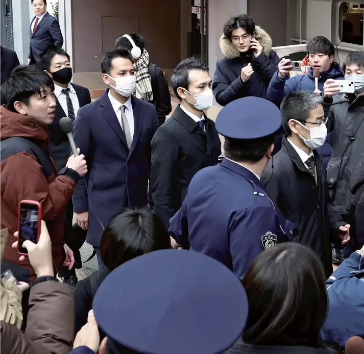  ?? Ryoichiro Kida / The Yomiuri Shimbun ?? Staff from the Tokyo District Public Prosecutor­s Office enter the building that houses the Abe faction’s office in Chiyoda Ward, Tokyo, on Dec. 19.