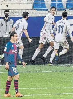  ?? FOTO: AP ?? Sufriendo, el Madrid ganó ayer en Huesca y es segundo provisiona­lmente