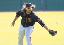  ?? MATT YORK/AP ?? Gold Glove shortstop Brandon Crawford participat­es in a drill at Giants spring training camp in Scottsdale, Arizona, Spring training games begin later this week.