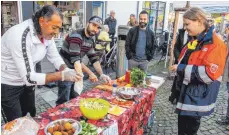  ??  ?? Hassan Ajjawy und Abdula Jousef (von links) verkaufen Falafel für den syrischen Kulturvere­in.