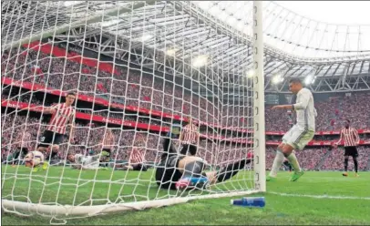  ??  ?? JUGADA ENSAYADA. Casemiro marcó el gol de la victoria en San Mamés en un córner lanzado por Kroos.