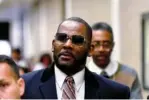  ?? AP PHOTO/MATT MARTON ?? R. Kelly, center, leaves the Daley Center after a hearing in his 2019 child support case in Chicago.