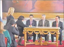  ??  ?? La exfiscala Teresa Martínez firmó ayer en Palacio de López como la ministra de la Niñez y Adolescenc­ia.