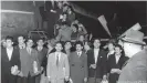  ?? ?? Llegada de 55 ' trabajador­es invitados' ('Gastarbeit­er') al aeropuerto de Düsseldorf el 27 de noviembre de 1961, los primeros de un grupo de 400 pioneros de la inmigració­n turca.