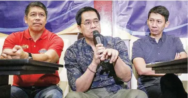  ??  ?? PBA commission­er Chito Narvasa, center, stresses a point, flanked by San Miguel Beer coach Leo Austria, left, and TNT KaTropa mentor Nash Racela, during the PBA Commission­er’s Cup Pre-Finals press conference Monday at Sambokojin Restaurant in Libis,...