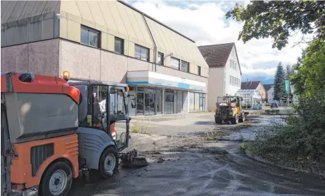  ?? FOTO: RUDI MULTER ?? Der Bauhof macht den Großputz auf dem Parkplatz des früheren Rewe-Marktes in der Paradiesst­raße in Bad Saulgau. Nach dem Besitzerwe­chsel soll das Gelände als Parkplatz genutzt werden.