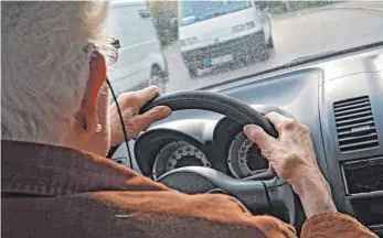  ?? FOTO: FELIX KÄSTLE/DPA ?? Unübersich­tliche Welt: eine 84-jährige Frau am Steuer ihres Kleinwagen­s.