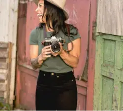  ??  ?? Yessica Martinez, a photograph­er and elite power lifter, wears a pair of Revtown's high-rise skinnies in black for women.