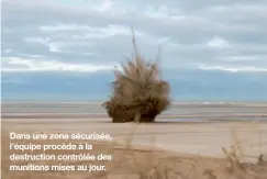  ??  ?? Dans une zone sécurisée, l’équipe procède à la destructio­n contrôlée des munitions mises au jour.