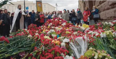  ?? — AFP ?? A priest leads a service in memory of the victims of April 3 metro blast outside Technologi­cal Institute station in Saint Petersburg on Wednesday.