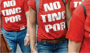  ?? Foto: Josep Lago, afp ?? „Wir haben keine Angst“steht auf Katalanisc­h auf den T Shirts dieser Demonstran­ten in Barcelona.