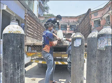  ?? PRAFUL GANGURDE / HT ?? Health workers load empty oxygen cylinders from Thane Civil Hospital to be taken for refilling, on Saturday.