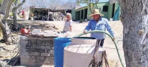  ?? FOTO: EL DEBATE ?? > Mediante pipas se está trasladand­o el agua a las comunidade­s lejanas.