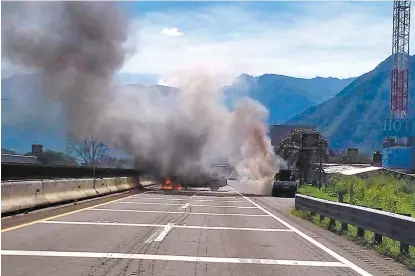  ??  ?? Una banda de “saqueadore­s de ferrocarri­l, huachicole­ros y extorsiona­dores de empresario­s”, según el gobierno de Veracruz, cerró la carretera Orizaba-Puebla e incendió patrullas; hubo ocho detenidos.