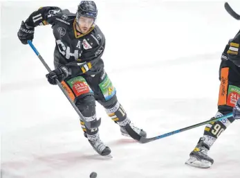  ?? FOTO: FELIX KÄSTLE ?? Towerstars-Stürmer Olivier Hinse ist gegen die Tölzer Löwen auch wegen seiner Defensivst­ärke gefragt.