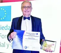  ?? ?? Tirso Gracia tras recibir el galardón de la Sociedad Europea de Fomento Social y Cultural
