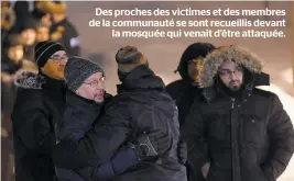  ??  ?? Des proches des victimes et des membres de la communauté se sont recueillis devant la mosquée qui venait d’être attaquée.