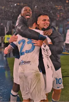  ?? GETTY ?? Al top Con Lautaro
L’argentino (a destra) fa festa con Thuram e Barella (di spalle)