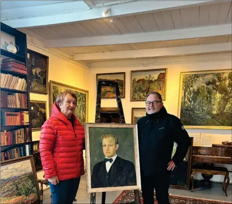  ?? FOTO: KVINESDAL KOMMUNE ?? Marit Haugland og Kultursjef Jan Schou med det nyrestaure­rte portrettet av Erling Moi mellom seg på Førlands Museum på Utsikten i Kvinesdal.