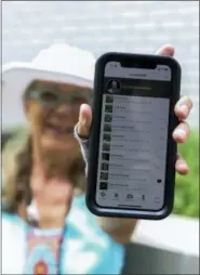  ?? EMILIANO RODRIGUEZ MEGA — THE ASSOCIATED PRESS ?? Susan Hewitt poses for a picture showing her profile on iNaturalis­t, the app where she records all the plants and animals she finds in New York City. With 7,379 observatio­ns and 736 species identified, Hewitt is the most active member of the EcoFlora...
