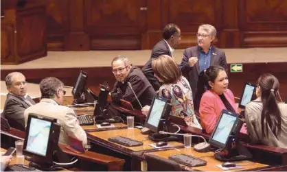  ??  ?? ASAMBLEA. La renuncia de María Alejandra Vicuña fue motivo de comentario­s entre los legislador­es.