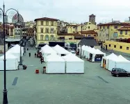  ??  ?? Largo Annigoni con le tende degli antiquari che sono stati spostati da piazza dei Ciompi un anno fa