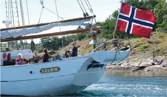  ??  ?? SOLRIK: Ben Brynildsen hilser fra sin post ved roret ombord på Solrik.