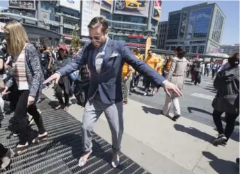  ?? BERNARD WEIL/TORONTO STAR ?? With high heels on, Adam McDowell comes up to his first obstacle as he tiptoes over a subway grate.