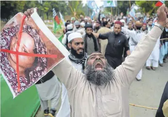  ?? FOTO: AFP ?? Ein Unterstütz­er der rechtsextr­emen und islamistis­chen Partei ASWJ hält bei einer Demonstrat­ion in der pakistanis­chen Hauptstadt Islamabad ein Bild der Christin Asia Bibi.