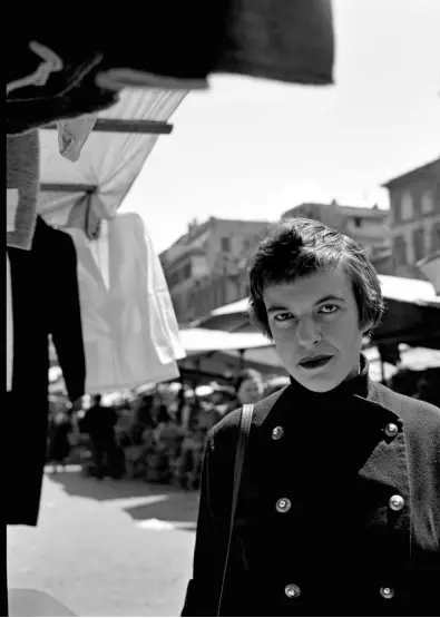  ?? ?? Ingeborg Bachmann 1954, Campo de’ Fiori, Rom: Der Fotograf Herbert List lernte sie durch einen gemeinsame­n Freund