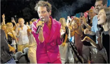  ?? David Borrat / Efe ?? El cantante libanés Mika, entre el público, en el concierto del sábado en el Festival de Cap Roig.