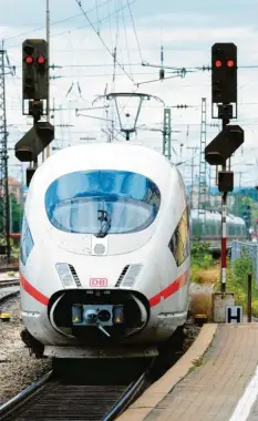  ?? Foto: Silvio Wyszengrad ?? Trifft ein Zug mehr als eine Stunde zu spät im Bahnhof ein, haben Verbrauche­r Anspruch auf Entschädig­ung.