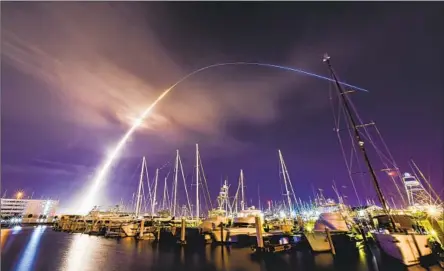  ?? Malcolm Denemark Florida Today ?? A ROCKET carrying the Peregrine lunar lander streaks overhead after launching early Monday from Cape Canaveral, Fla.