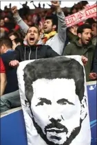  ?? NICK POTTS/AP ?? MILITAN: Fans Atletico Madrid menunjukka­n banner bergambar Diego Simeone di King Power Stadium.