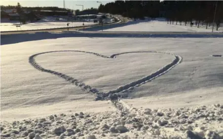  ?? FOTO: CHARLOTTE ALMBERG ?? KÄRLEK. Ett hjärta i snön ger ett fint budskap.