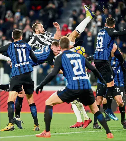  ?? — Reuters ?? Outnumbere­d: Juventus’ Giorgio Chiellini is surrounded by Inter Milan players as he tries to clear the ball.