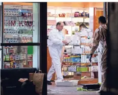  ?? FOTO: DPA ?? Tatort Hauptbahnh­of: Mitarbeite­r der Polizei sichern nach der Geiselnahm­e Spuren in der Kölner Apotheke.