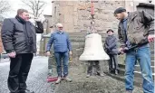  ??  ?? Pfarrer Daniel Schilling segnet und weiht die Glocke unter dreimalige­m Anschlagen.