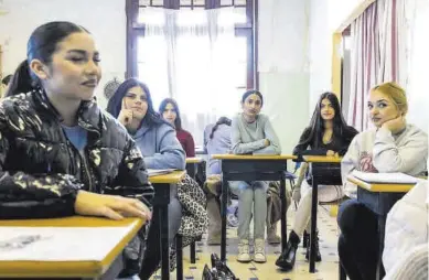  ?? LAURA TRIVES ?? En el aula Un grupo de adolescent­es gitanas atiende las explicacio­nes de la profesora en la sede de la FAGA. -