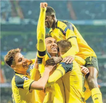  ?? FOTO: IMAGO ?? Borussia Dortmunds Gipfelstür­mer um Pierre-Emerick Aubameyang in der Mitte. FC Bayern München