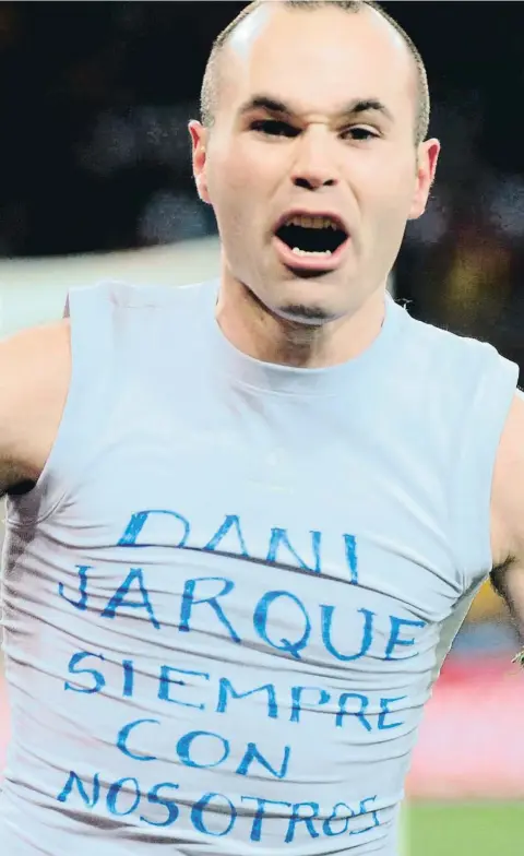  ?? GABRIEL BOUYS / AFP ?? La icónica celebració­n de Andrés Iniesta tras marcar el gol de la final, descubrien­do una camiseta en homenaje al fallecido Dani Jarque